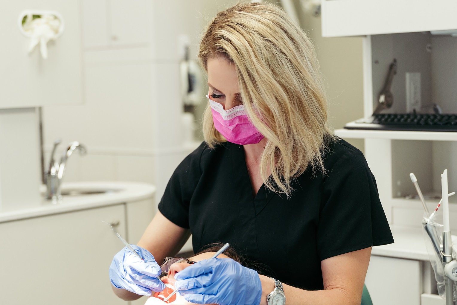 dental hygienist working on patient's teeth dental fillings what to expect